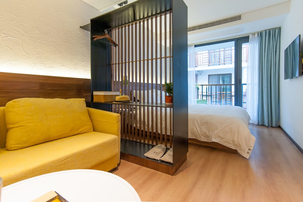 Hangzhou Backlighting Inn 37/45