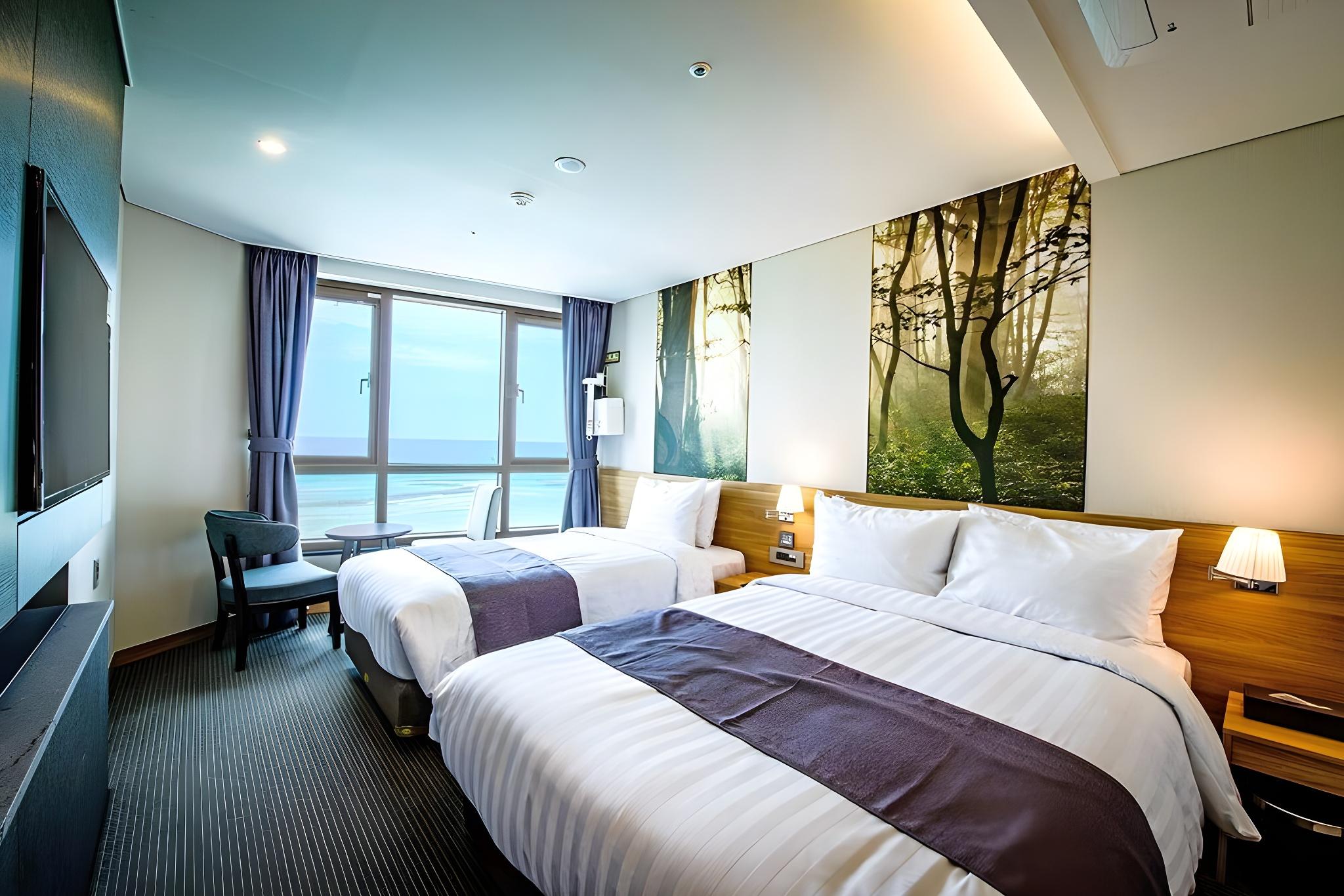 Ocean, Deluxe, Twin Beds, 1 Double and 1 Single Bed