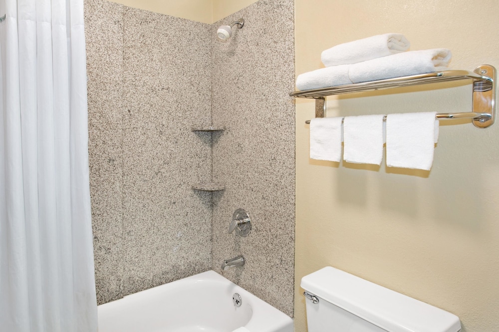 Days Inn By Wyndham Ladson Summerville Charleston 21/48