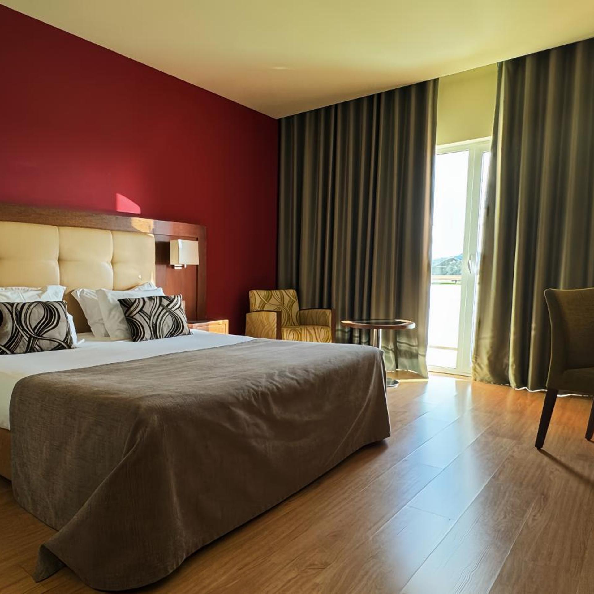 Room, Double or Twin Bed, Pool Access