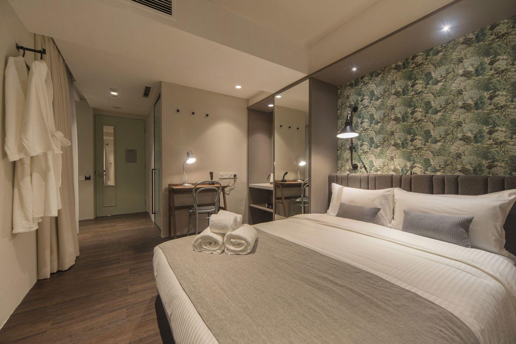 Courtyard, Queen Bed