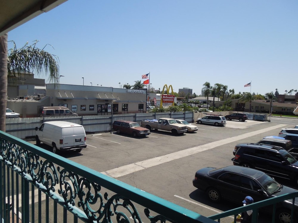 Castaway Motel 36/48