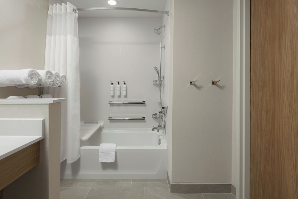 Fairfield By Marriott Inn & Suites Cincinnati Oakley 24/25