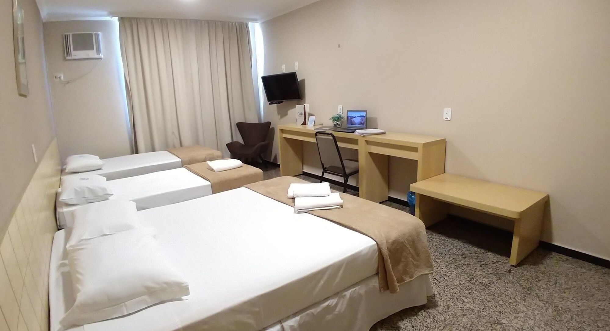 غرفة ديلوكس رباعية بغرفة نوم واحدة لذوي الإعاقة، Diplomat Hotel 3/10