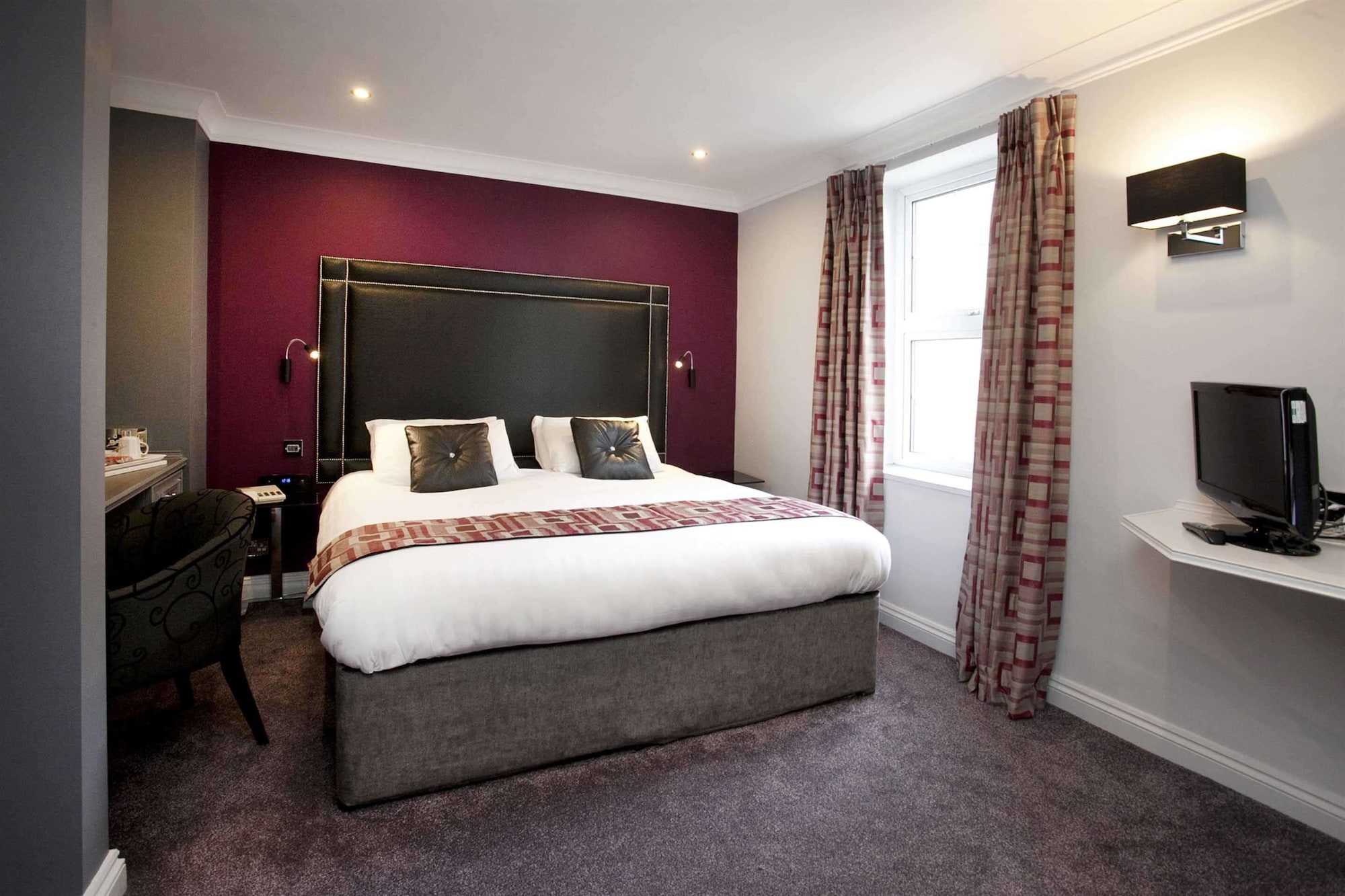 EXECUTIVE, KING BED, SOFA
