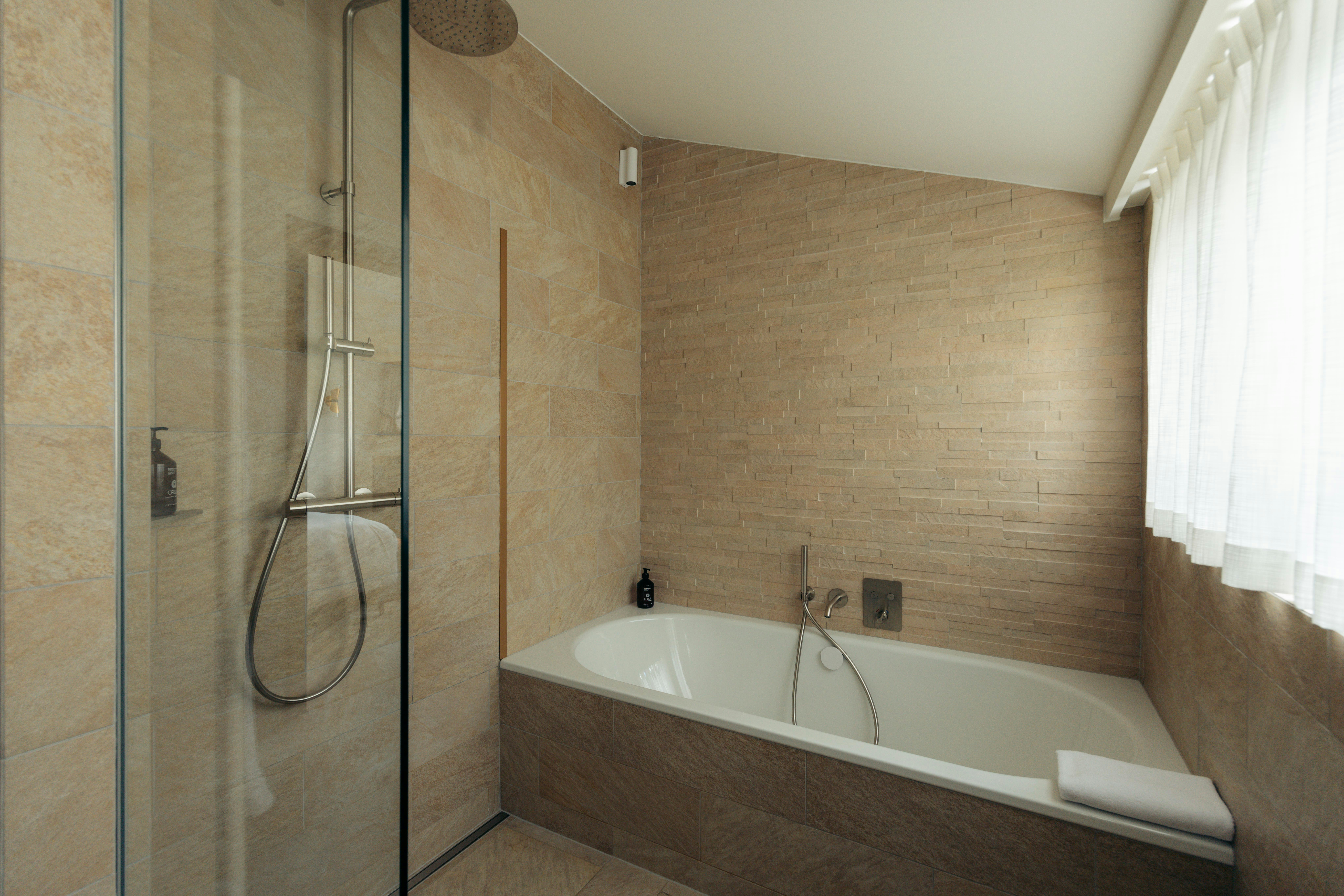 جناح بانورامي جونيور، Grace La Margna St Moritz 4/6