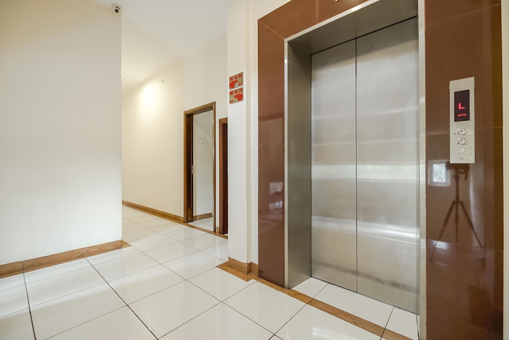 RedDoorz Plus @ Karebosi Area 2 (RedDoorz - Hotel Crown Inn) photo2