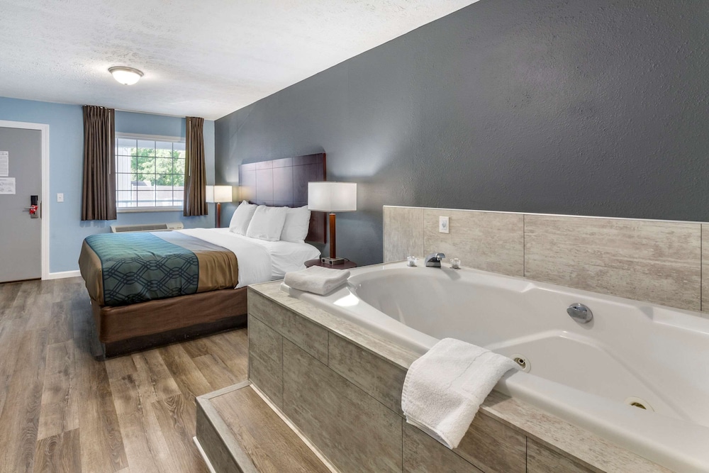 Econo Lodge Inn & Suites South 14/27