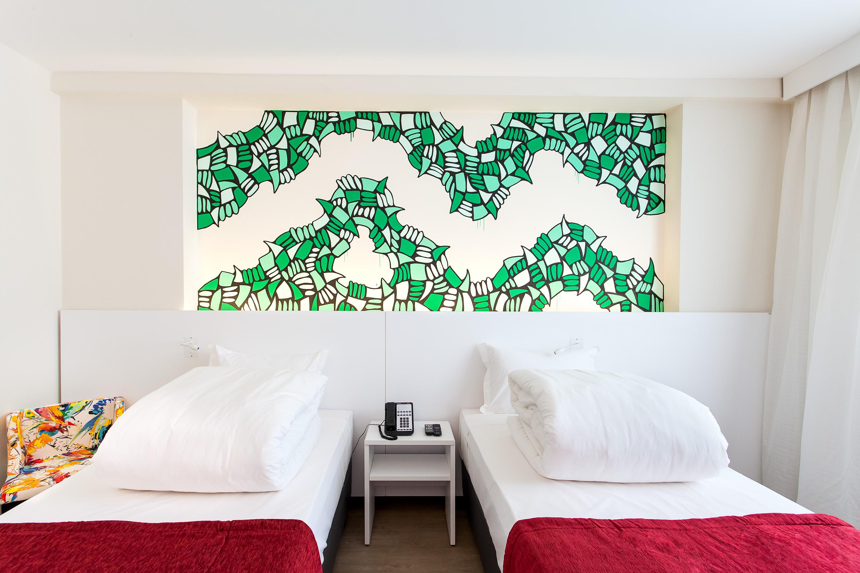 LUXURY, TWIN BEDS