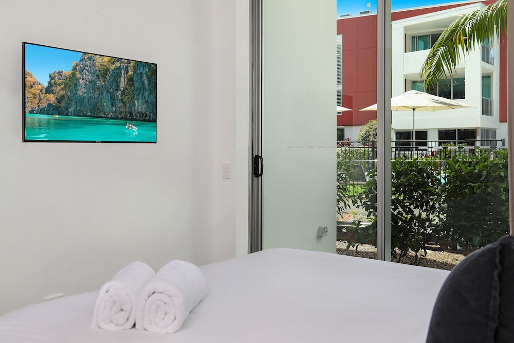 ELEMENT ON COOLUM BEACH 23/75