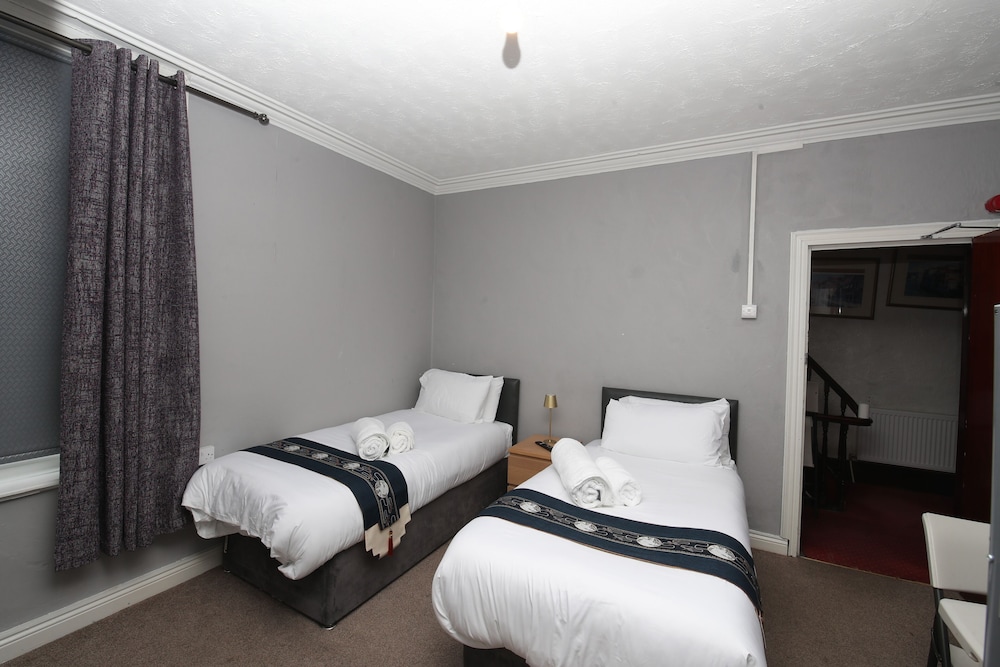 Woodville Lodge Leeds Free Parking Direct Bus to City Centre 12/45