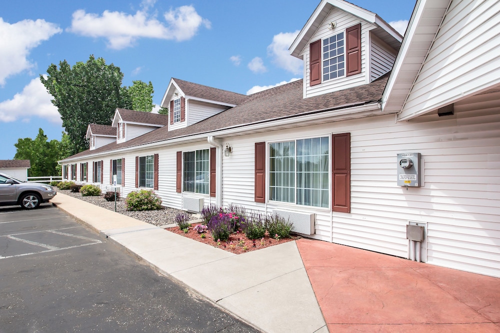 Econo Lodge Inn & Suites Eau Claire South 2/33