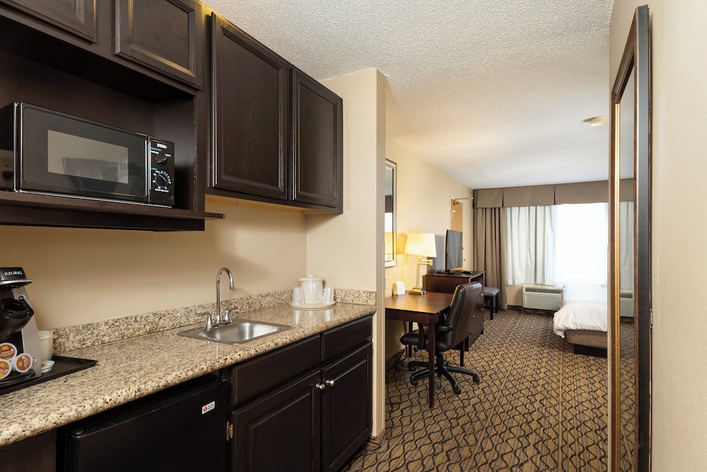 Holiday Inn Express Bloomington West 68/68
