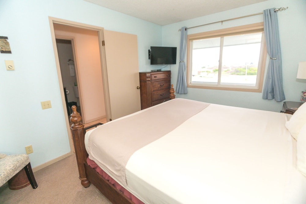 1 Bedroom, Premium, King Bed, Ocean View, Sofa, Pet Friendly, Kitchen