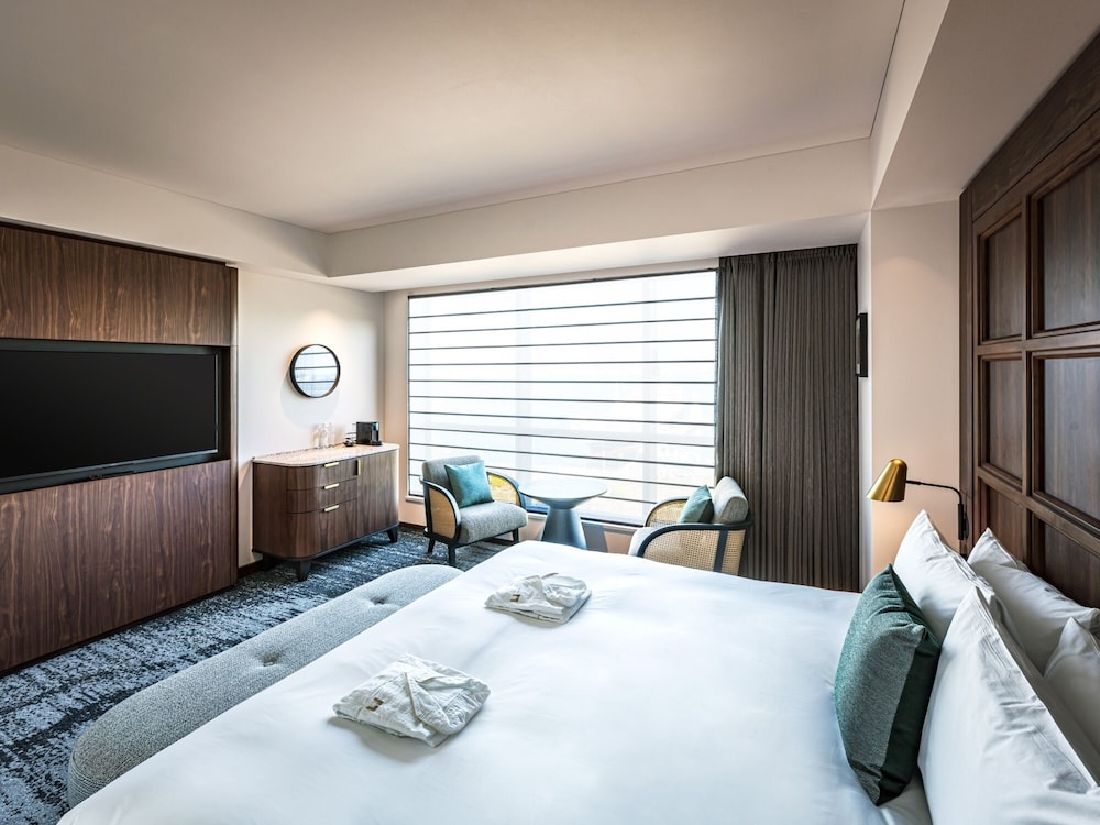 DELUXE, KING BED, LOW FLOOR