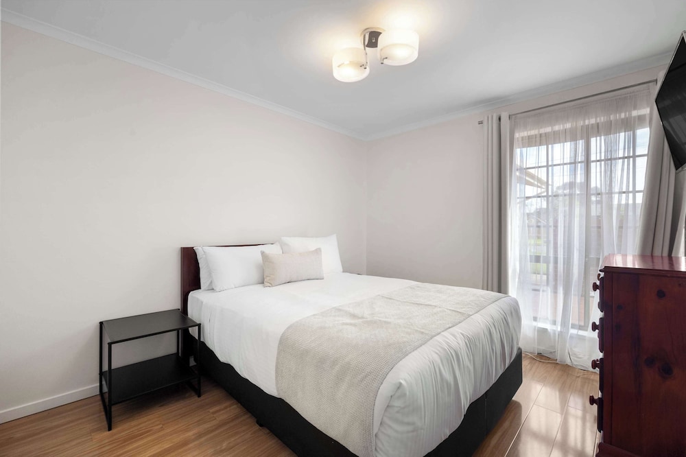 House, 2 Queen and Twin Beds, Pet Friendly, Kitchen