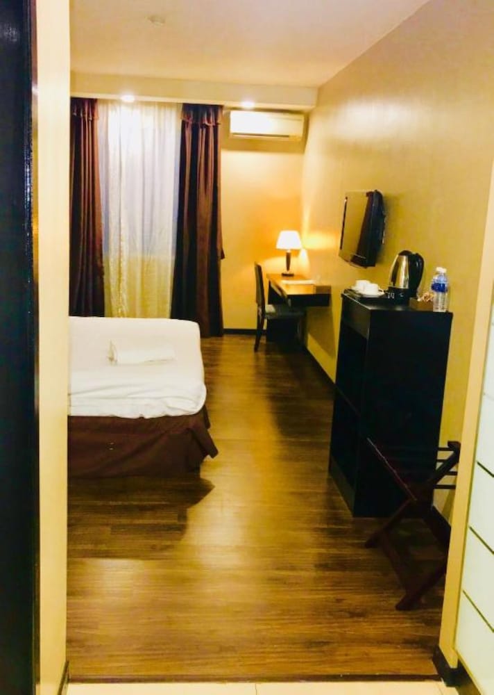 Hotel 17 37/65