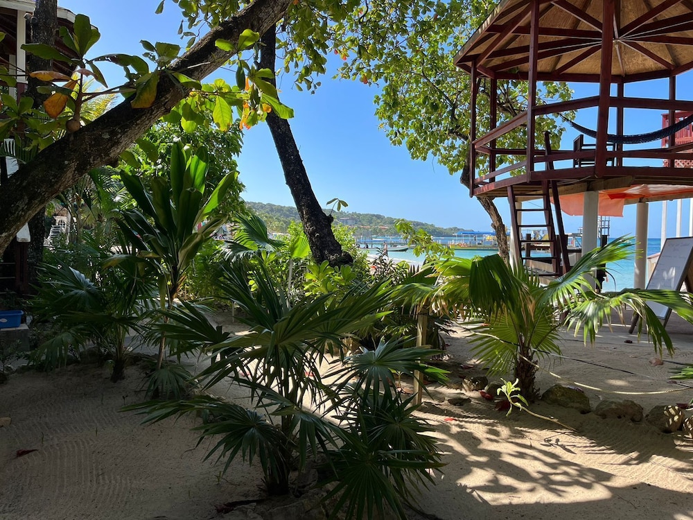 Foster's West Bay Resort 64/69