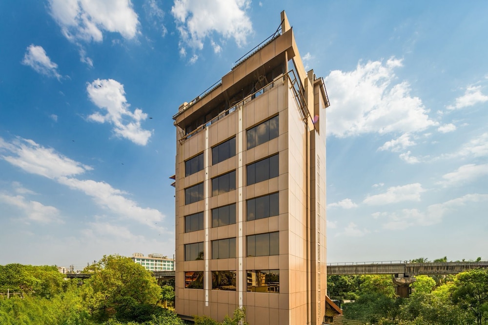Peninsula Redpine Mumbai 5/58