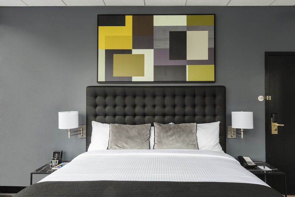 Broadway Plaza Hotel 11/61