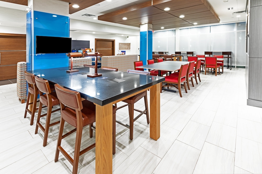 Holiday Inn Express Suites Stafford Nw Sugar Land An Ihg Hotel 43/56