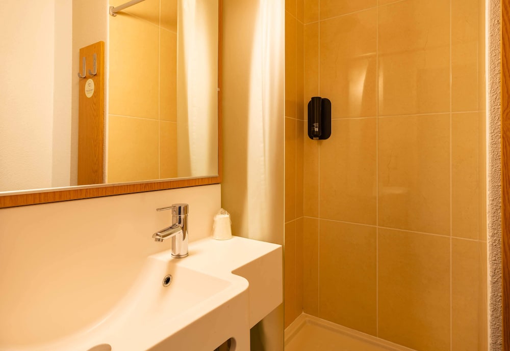 غرفة بسريرين منفصلين، B&B Hotel Grenoble Centre Alpexpo 4/5