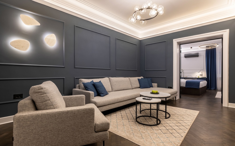One Luxury Suites 44/72