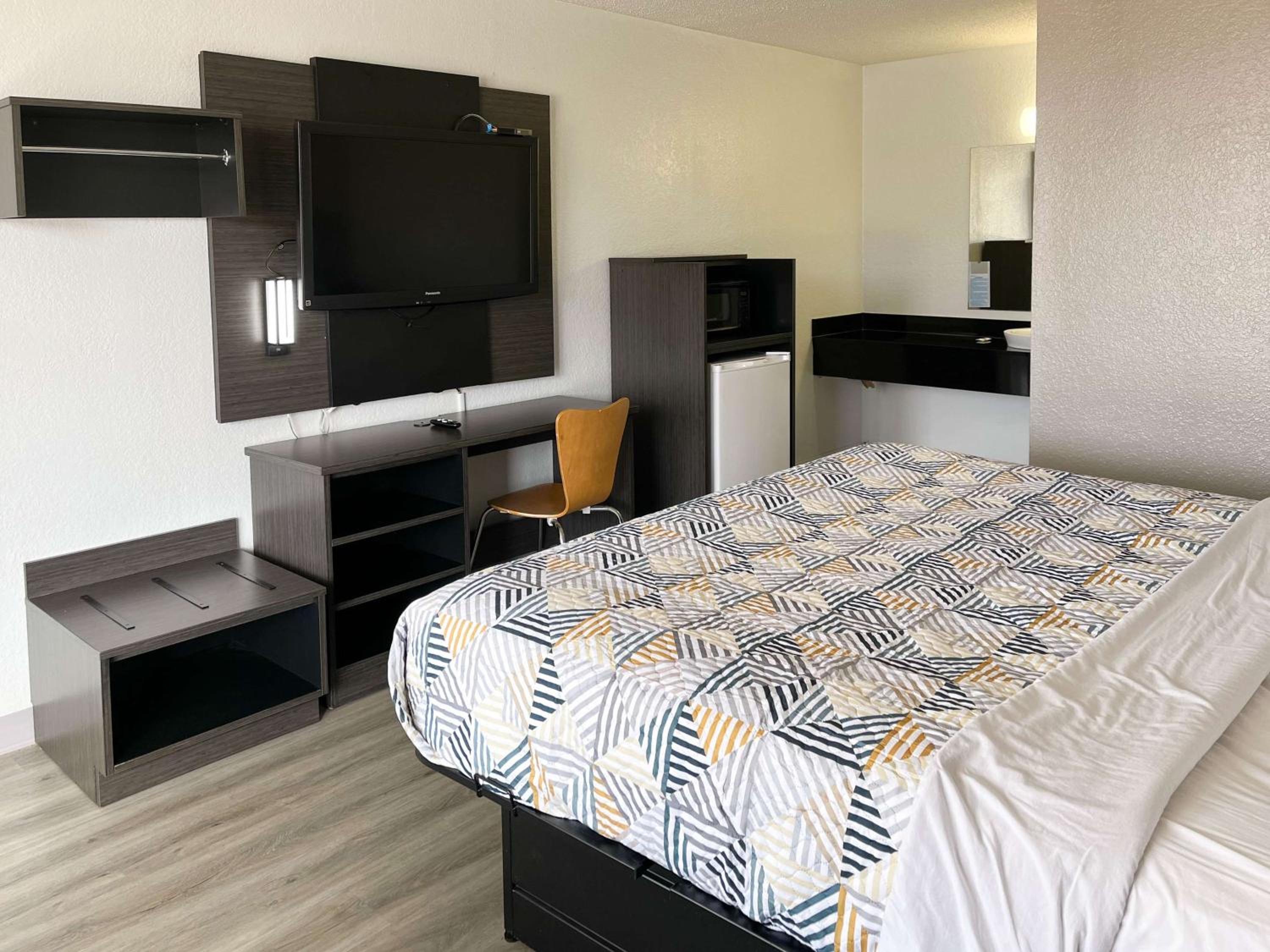 ROOM, KING BED