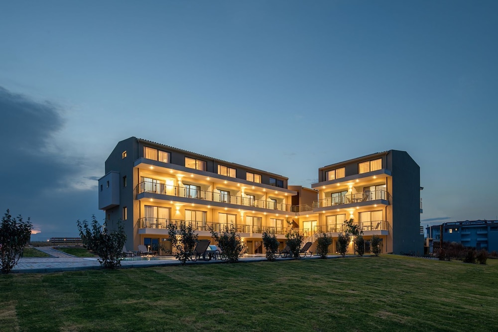 Aetherion Studios & Suites 2/65