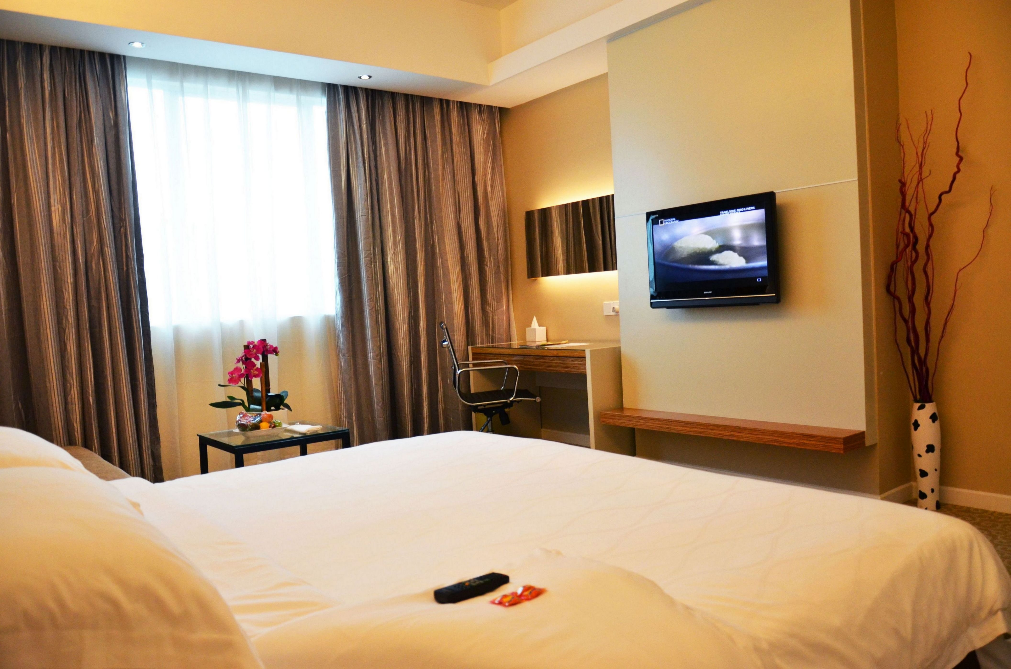 DELUXE, KING BED