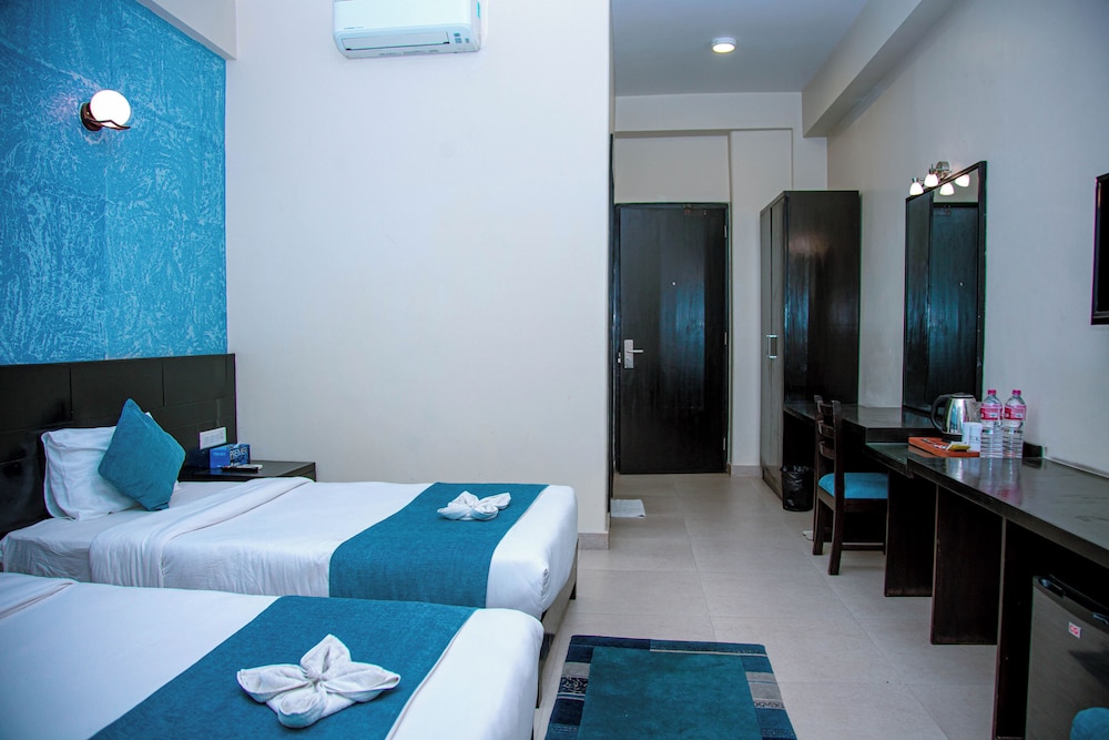 DELUXE, DOUBLE OR TWIN BED