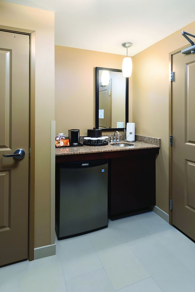 Clubhouse Hotel Fargo 4/36