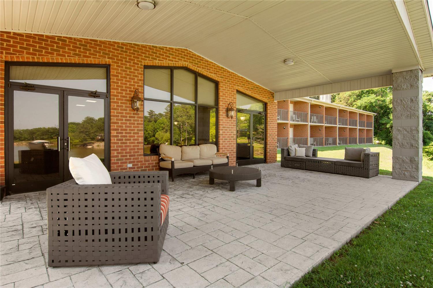 Clarion Pointe on the lake Clarksville-South Hill West 24/25