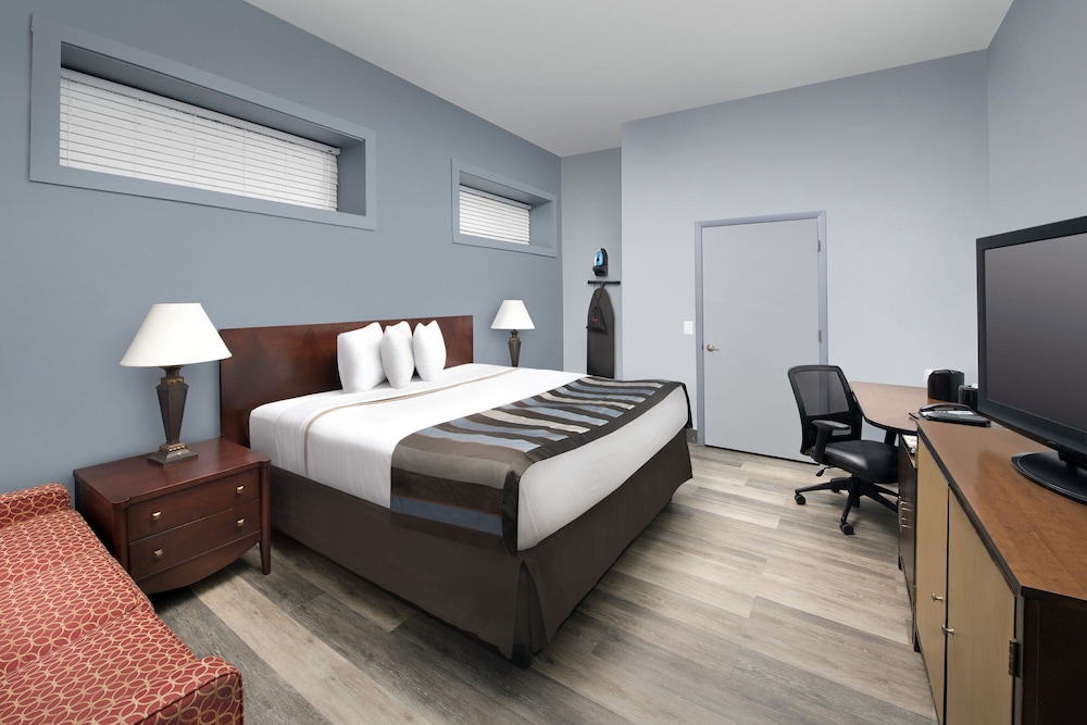 DELUXE, KING BED