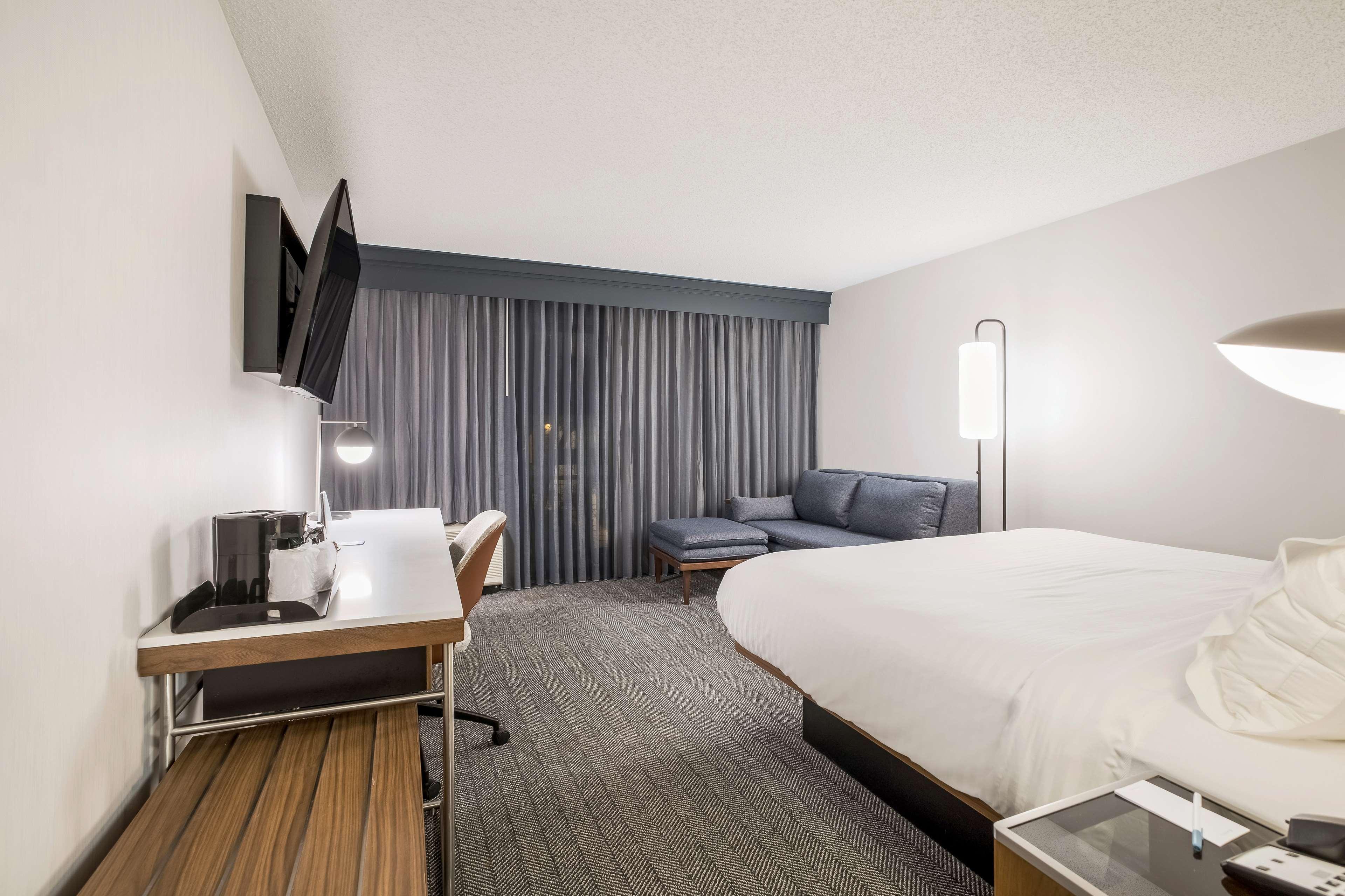 DELUXE, 2 QUEEN BEDS, POOL OR COURTYARD VIEW, ACCESSIBLE