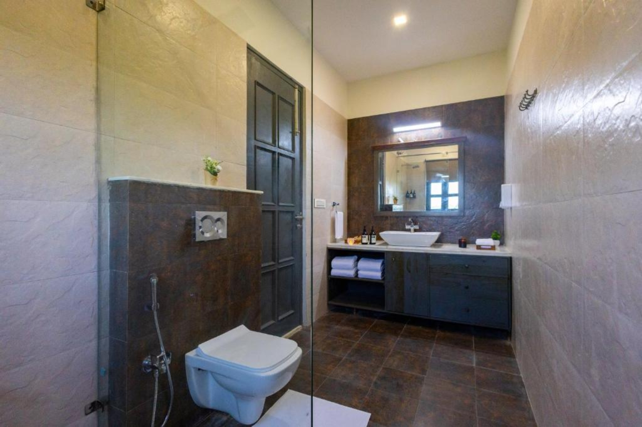 ELIVAAS Raas Stays 4 BHK Retreat with Pvt Pool & Scenic Aravali Views 14/17