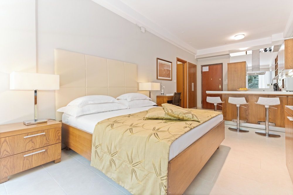 STUDIO, SUITE, KITCHEN, GROUND FLOOR