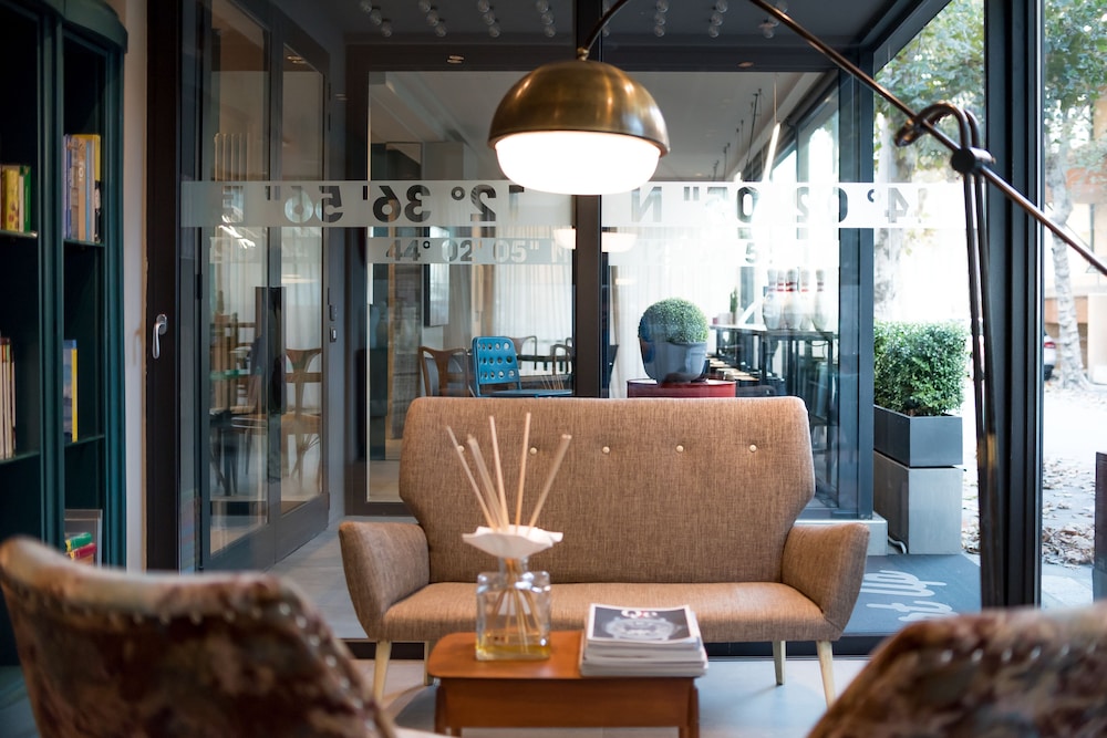 Up Hotel 44/67