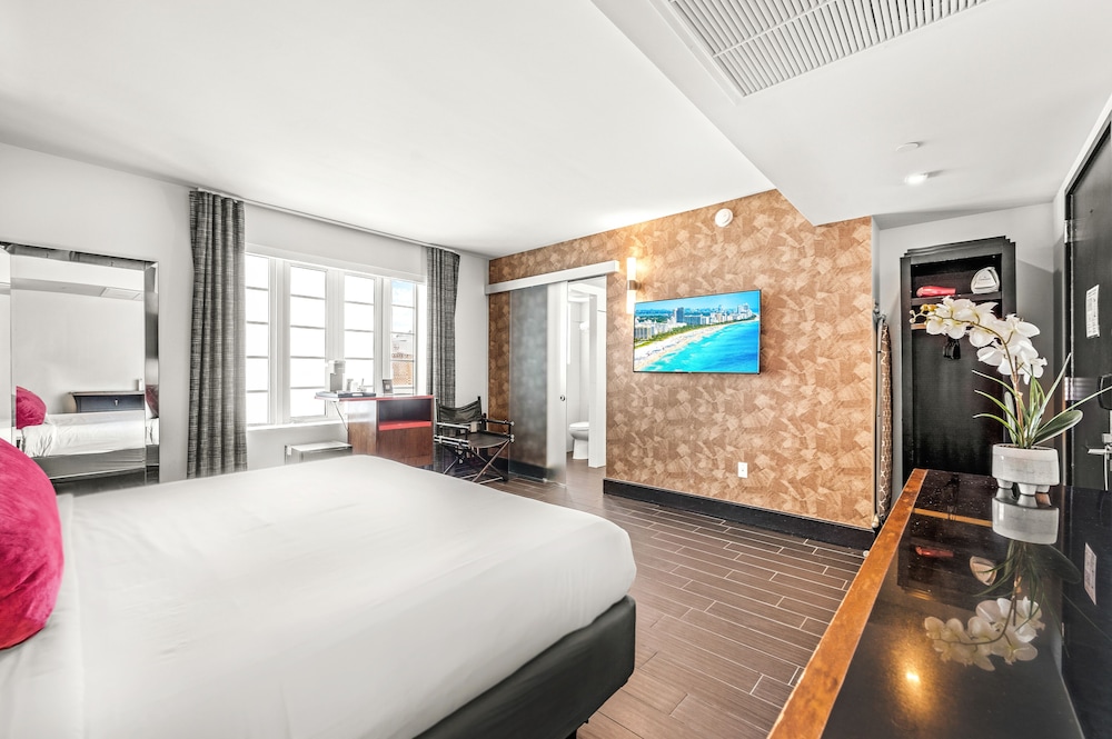 DELUXE, KING BED