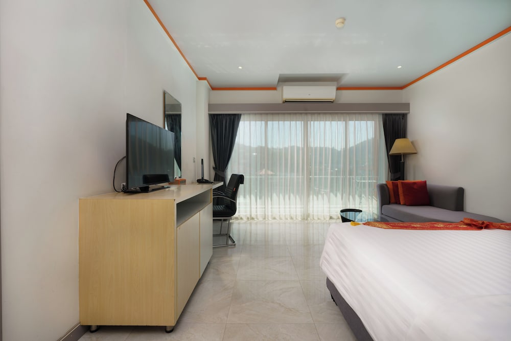 DELUXE, DOUBLE OR TWIN BED