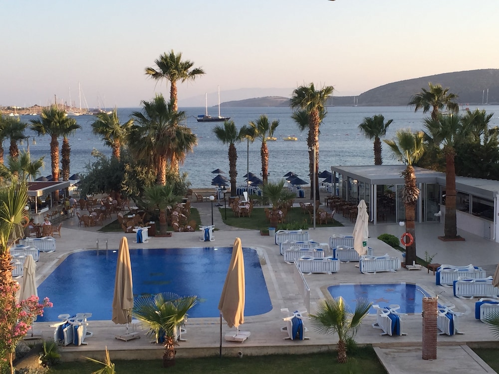 Nagi Beach Hotel 9/70