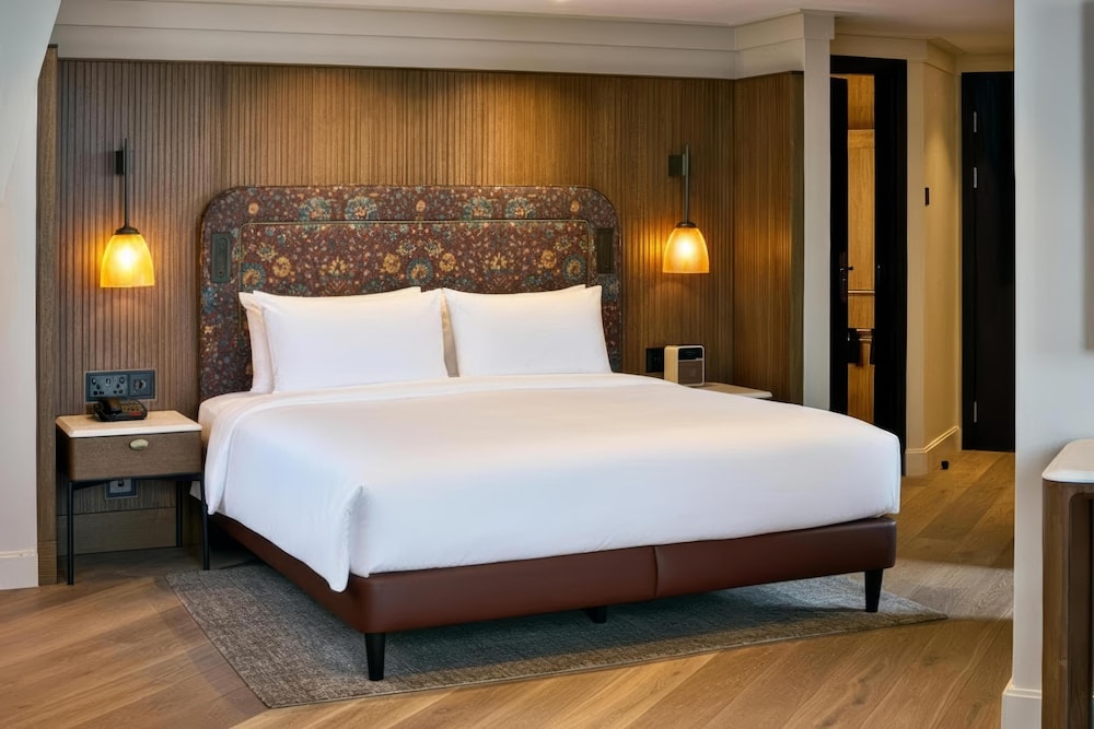 Renovated, Suite, King Bed, Corner