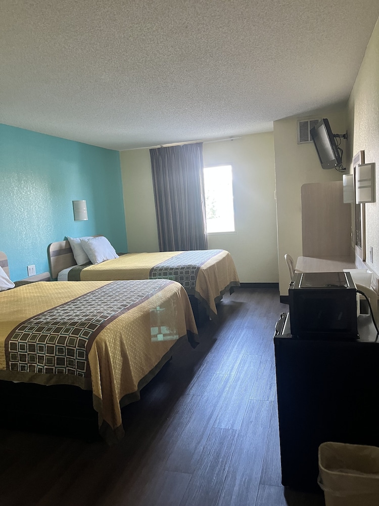 Howard Johnson by Wyndham Clarksville Tennessee 8/45