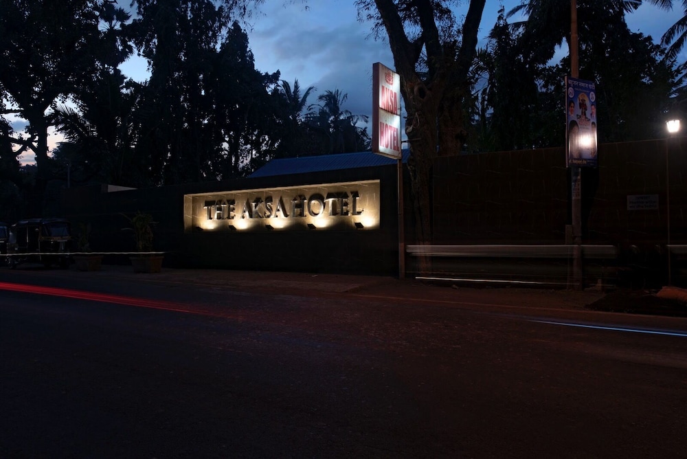 THE RESORT 72/77