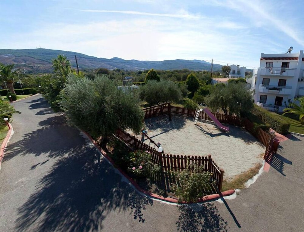Sandys Studios Apartments And Log Villas 38/46
