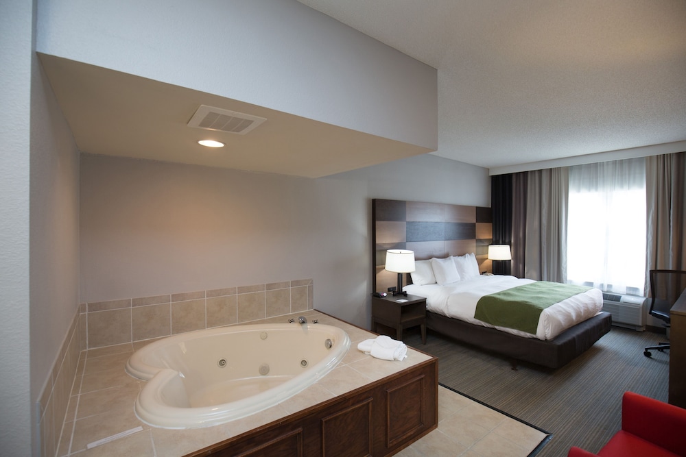 Suite, King Bed, Jetted Tub