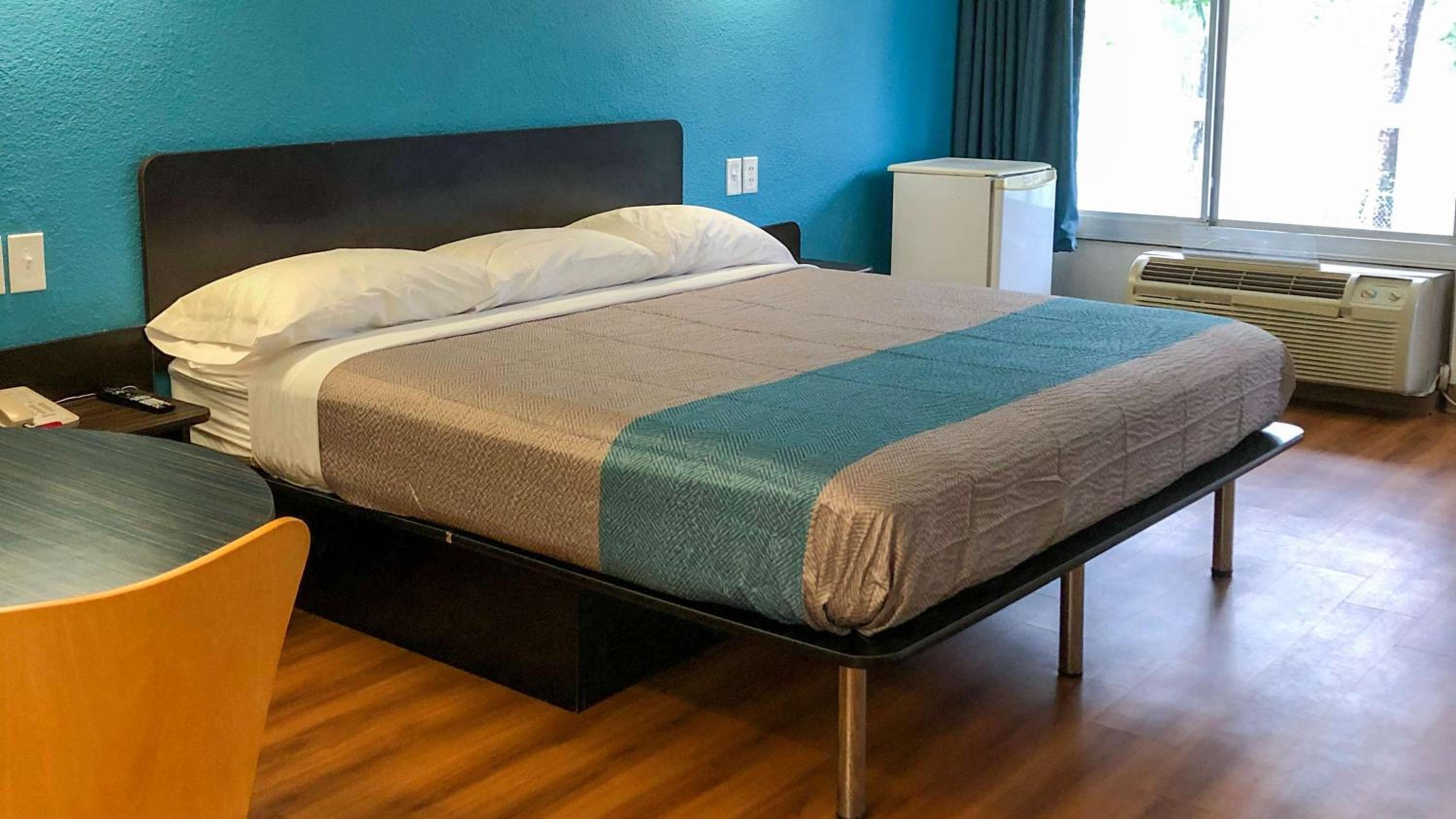 ROOM, KING BED, SMOKING