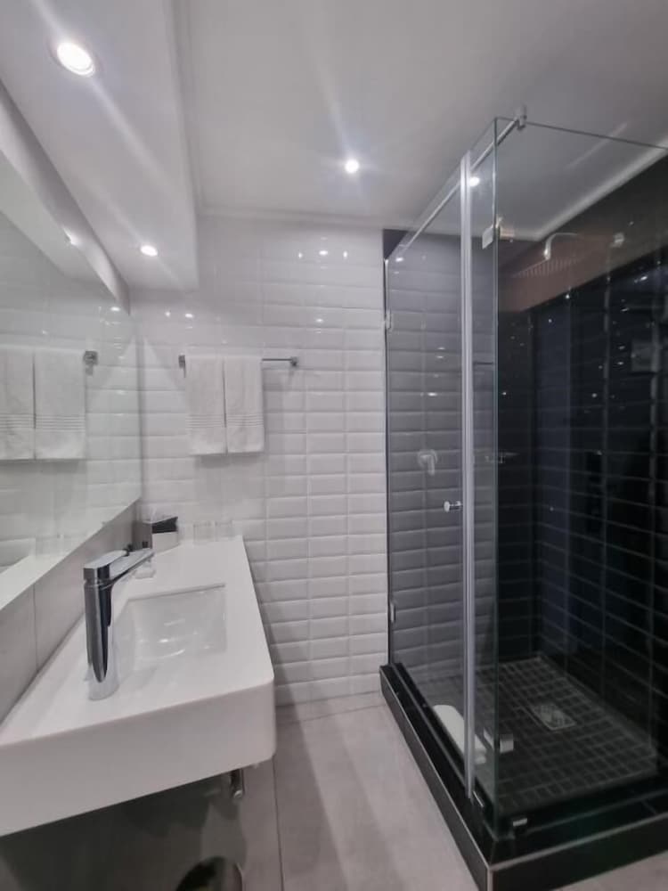غرفة قياسية بسريرين منفصلين، Onomo Johannesburg Sandton Hotel 7/8