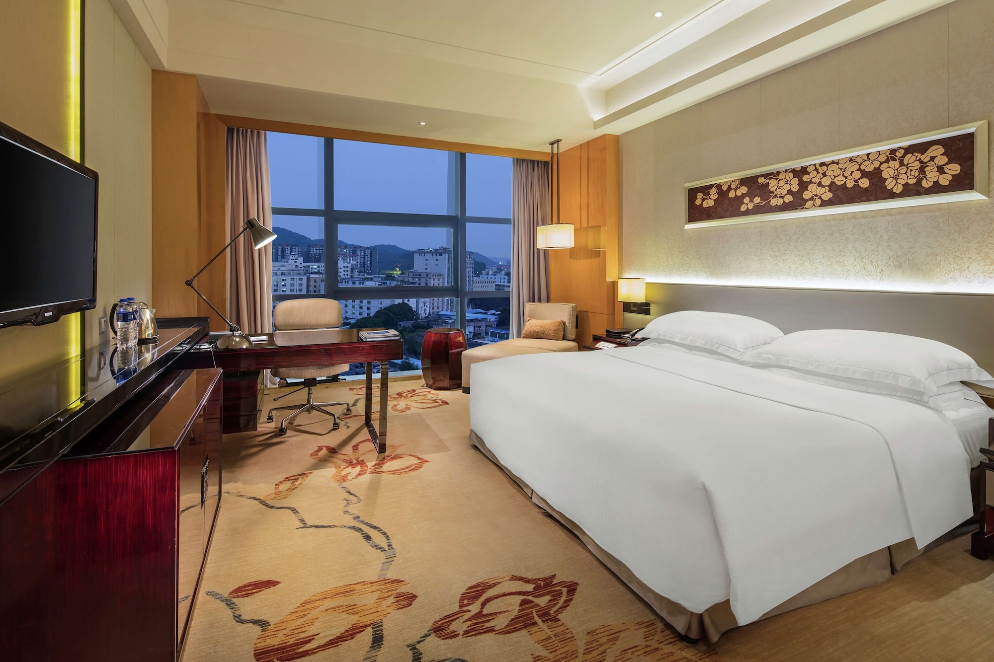 DELUXE, SUITE, KING BED