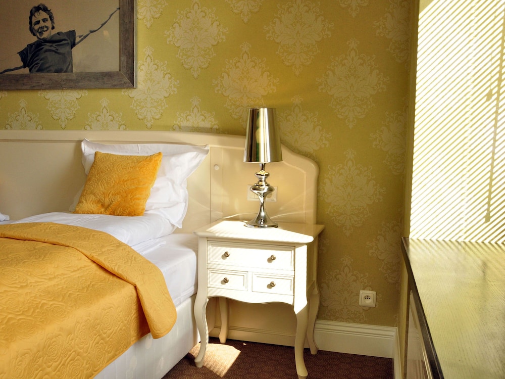 Sleepwalker Boutique Suites 67/79
